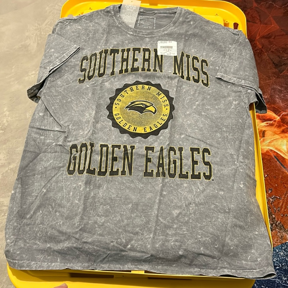 Gameday men’s large Southern Miss Golden Eagles shirt